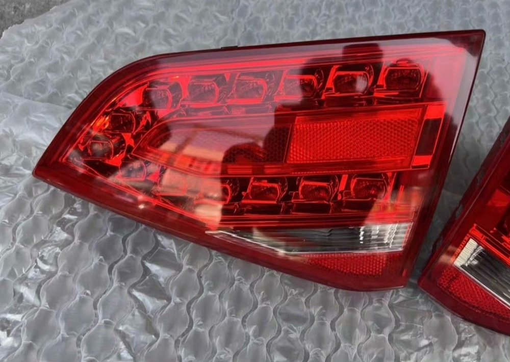 Задний внутренний фонарь Audi A4 B8 2008-2012 (LED, оригинал,)