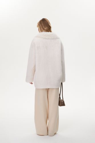 Белая шуба из эко-меха с английским воротником