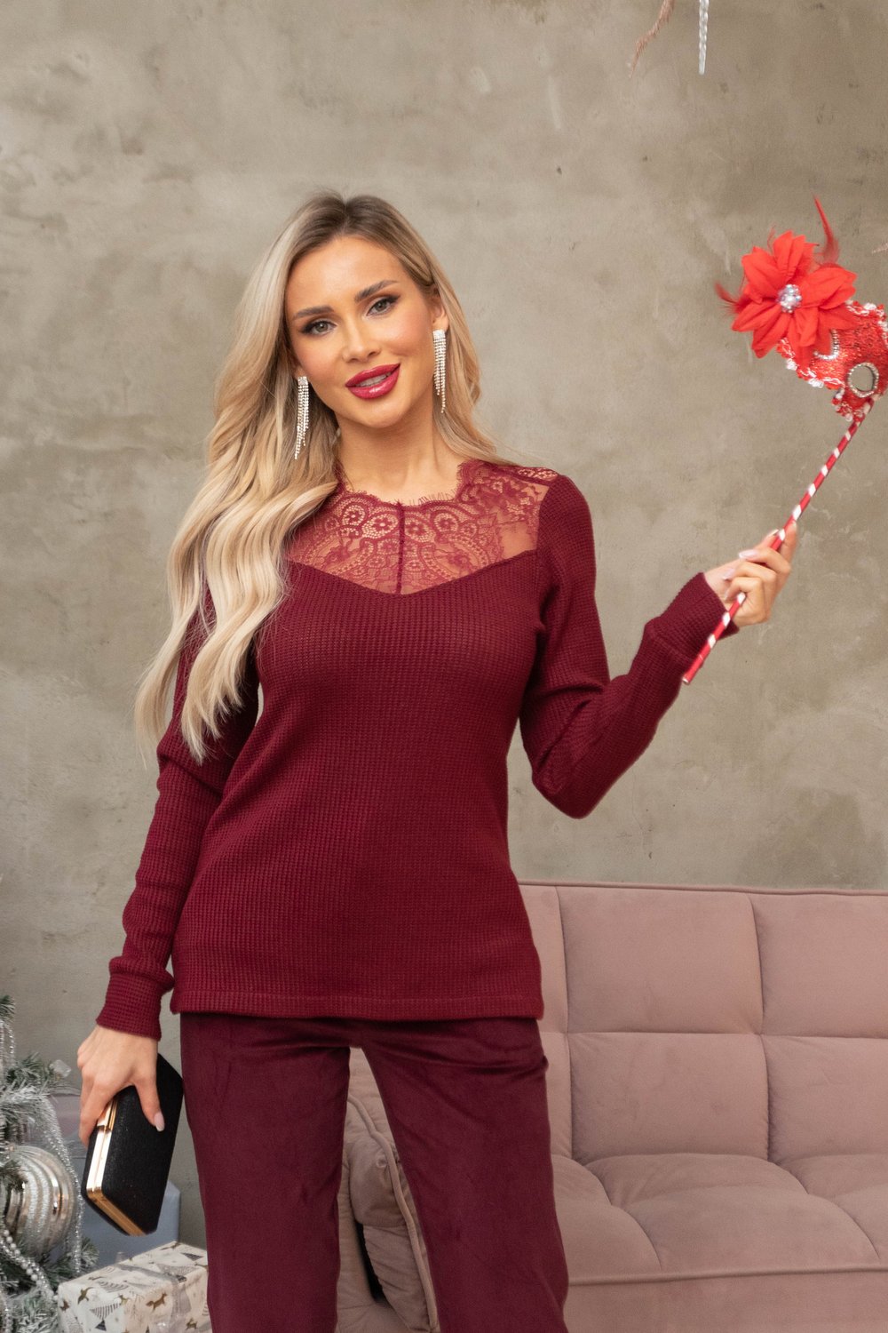 Джемпер бордовый с кружевом