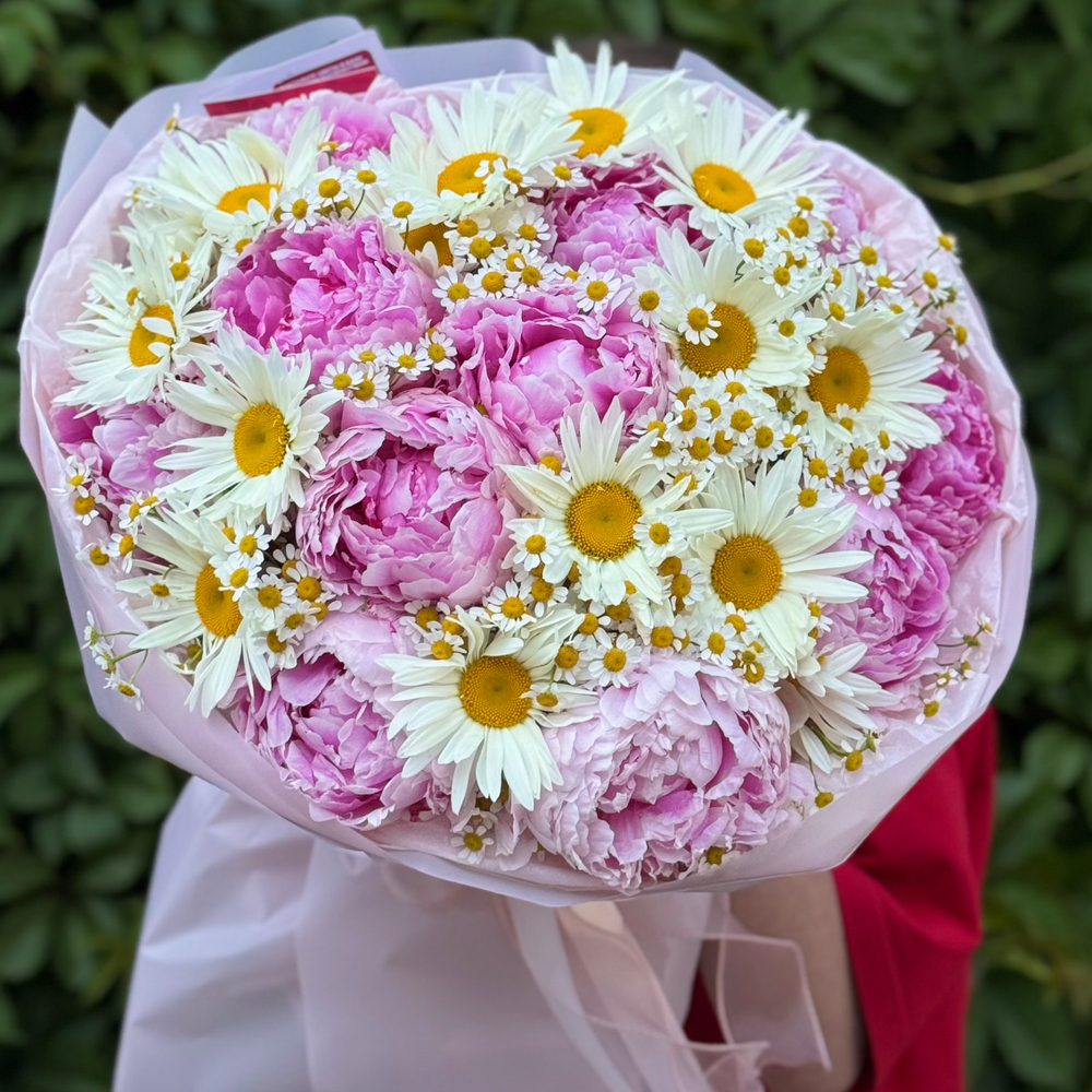 Пионы с ромашками