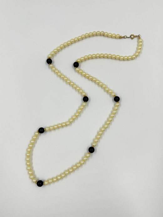«Жемчужные» бусы с чёрными вставками