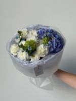 Букет из гортензии, хризантемы, вибурнума и оксипеталума