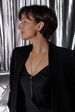 Серьги круглые с прозрачными кристаллами на петле, оттенок серебро