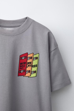 ZARA ФУТБОЛКА С ПРИНТОМ "РОЛИКОВЫЕ КОНЬКИ", СЕРЫЙ