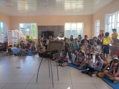 Театр «УНИСОН» показал в «Романовском Парке» спектакль «Я играю на краю»