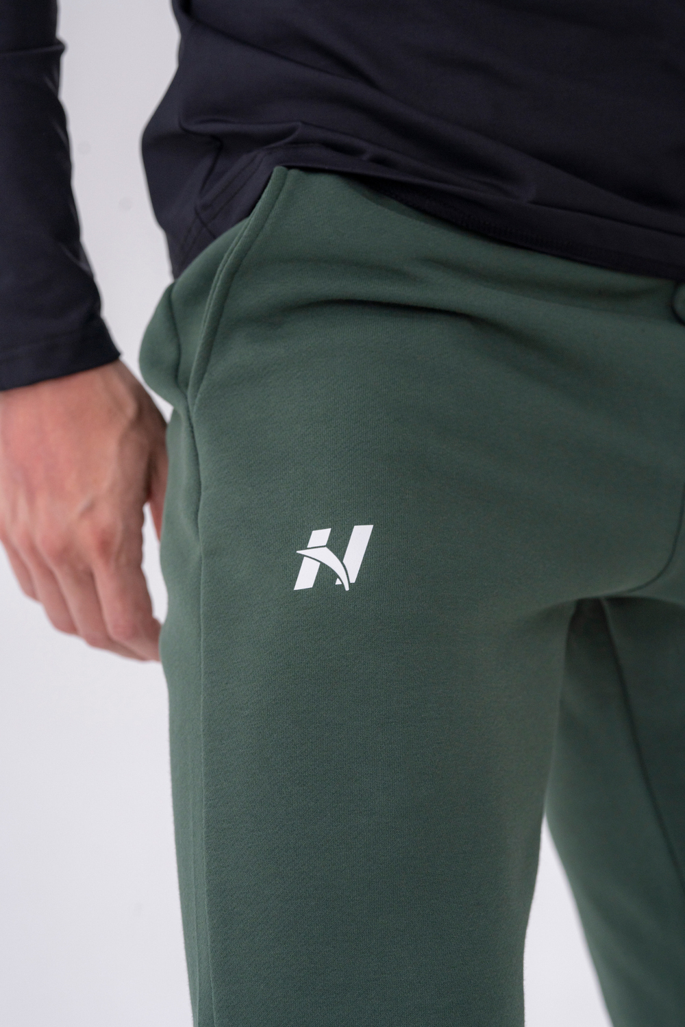 Мужские брюки Nebbia Slim sweatpants with side pockets “Reset” 321 D.green