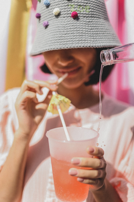 Панама из хлопка серого цвета с разноцветными шишечками