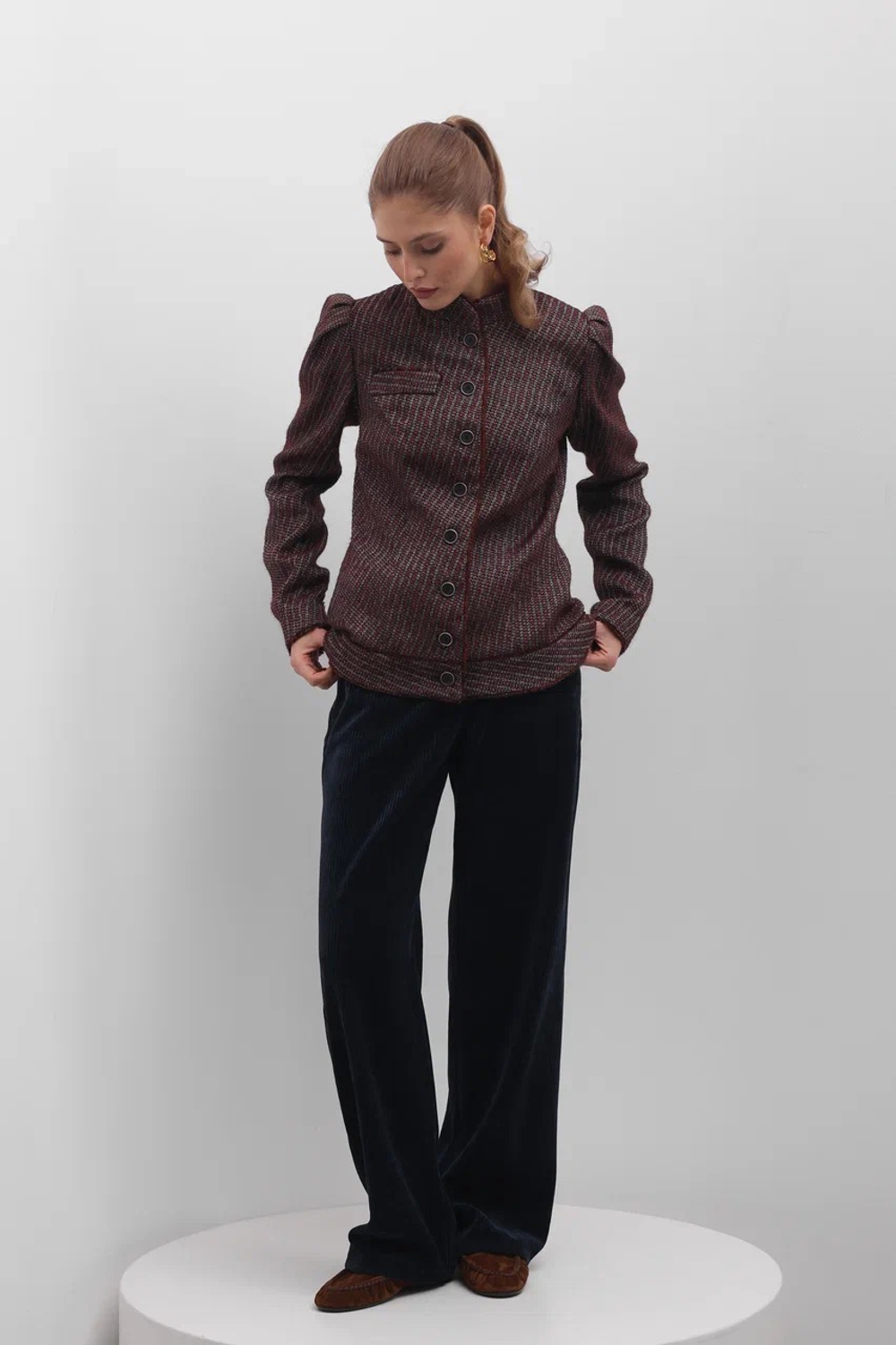 Приталенный жакет на пуговицах