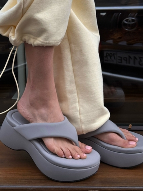 Серые вьетнамки на платформе