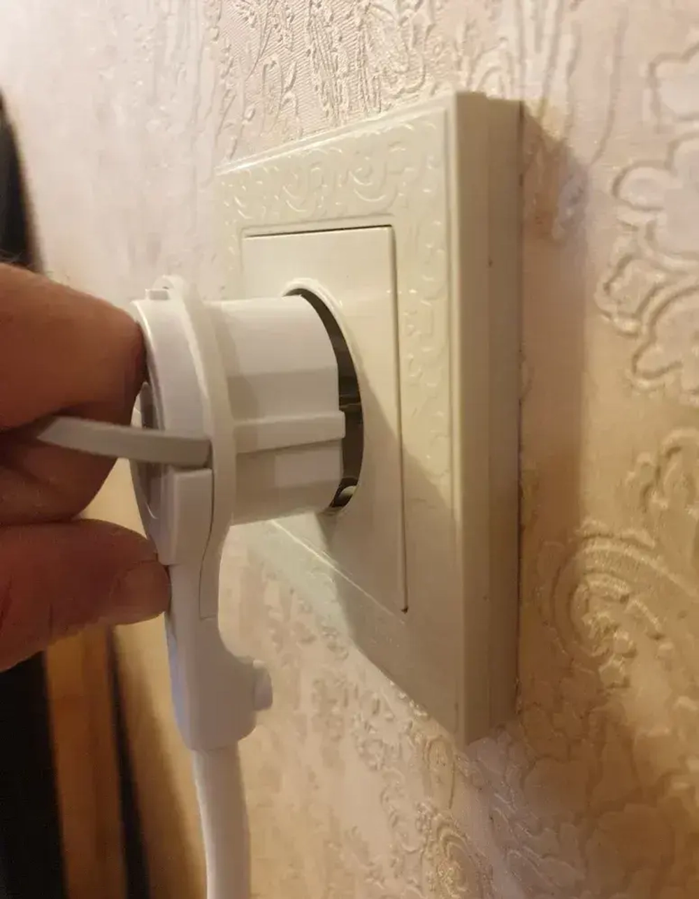 Удлинитель электрический с выключателем с плоской потайной вилкой 1 метр