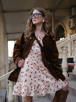 Платье для девочки нарядное с вишнями молочное