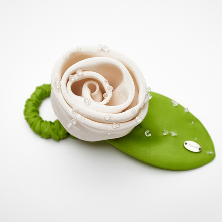 Резинка-роза белая с декором