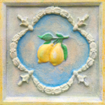 Панно из пенопласта на фасаде дома.