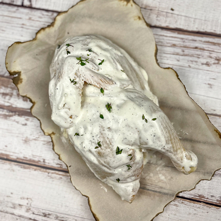 Цыпленок домашний в сливках с чесноком и тимьяном