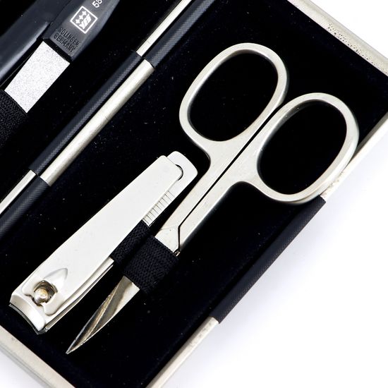 Маникюрный набор YES, 5пр. Инструменты: ножницы для ногтей, книпсер, шабер пластик, пинцет наклонный, пилка металлическая. Футляр: металл, цвет металлик/чёрный. Размер 11.5 х 2 х 6 см