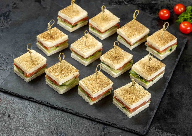 Мини-сэндвич с лососем, 12 шт.