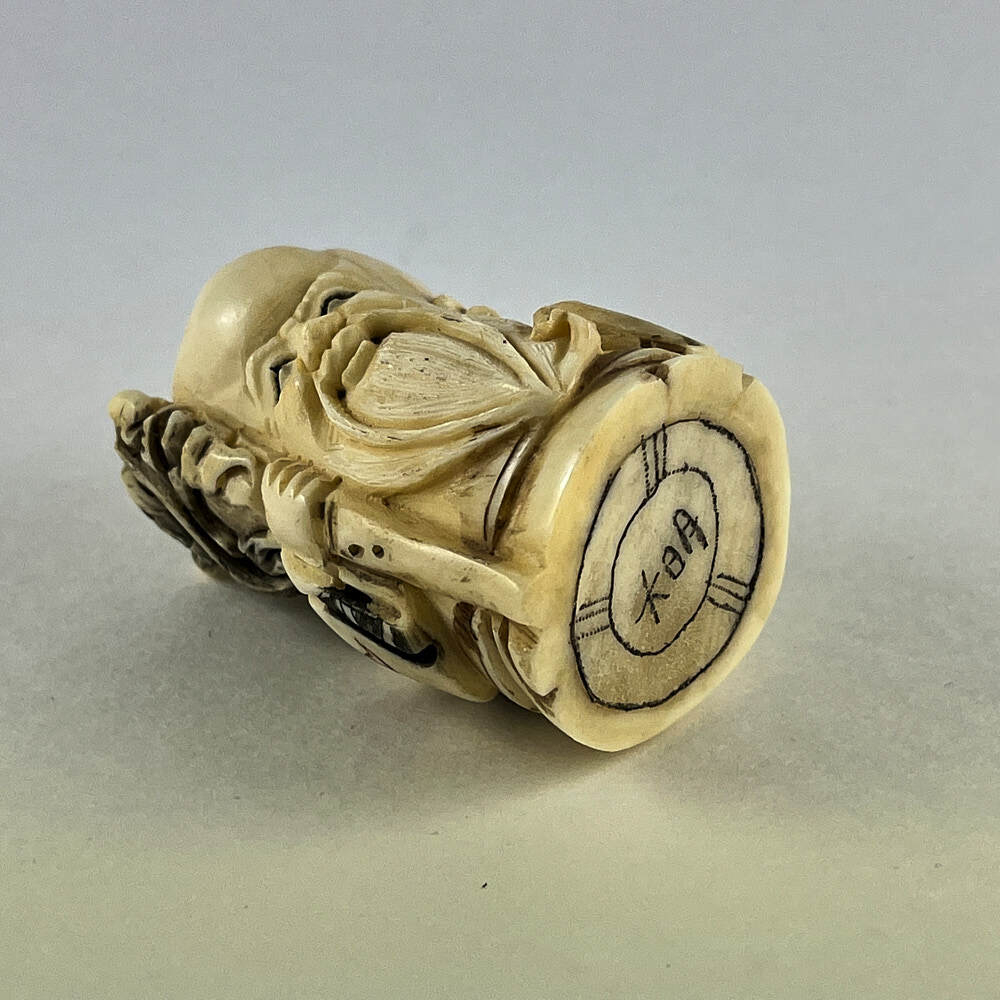 Статуэтка нэцкэ Шоу Син с персиком и посохом