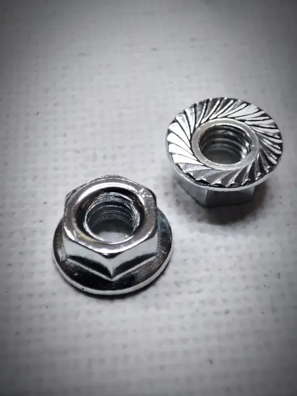 Гайка М4 с фланцем шестигранная, DIN6923 - 20 штук, стальная (оцинкованная) зубчатая, размер под ключ - 7мм