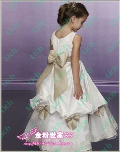 Платье пышное с контрастного цвета бантами