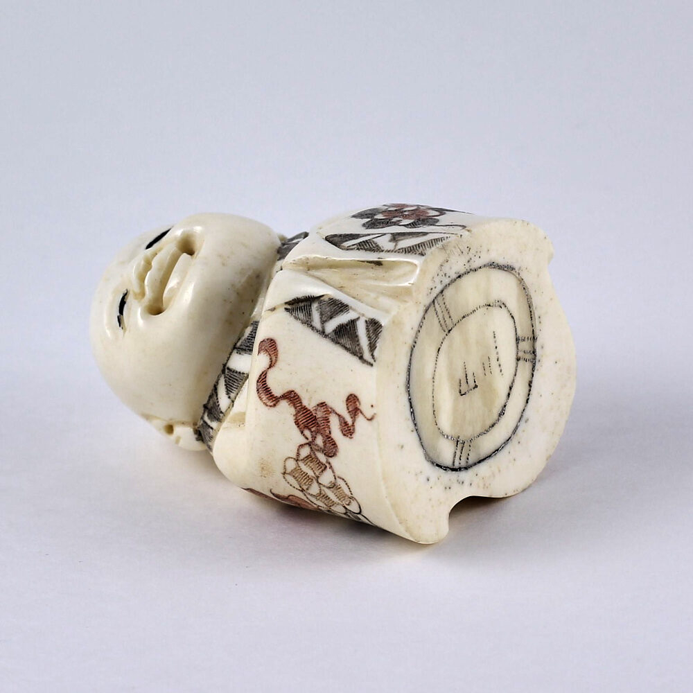 Нэцкэ Веселый мальчик Карако в кимоно