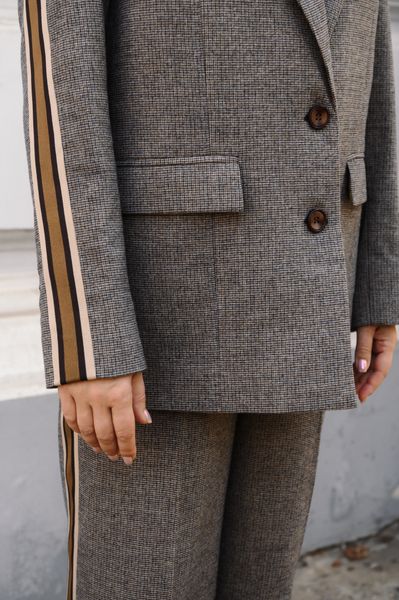 Брючный костюм коричневый с лампасами