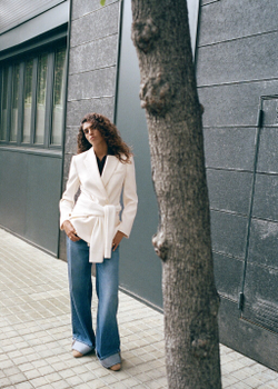 Джинсы с широкими штанинами и отворотами по низу