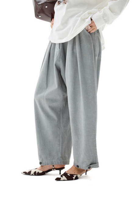 Серые хлопковые брюки-бананы с защипами