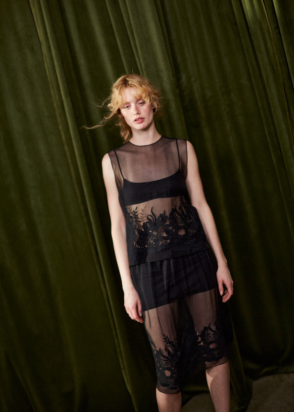 Юбка из шелка с вышивкой черный