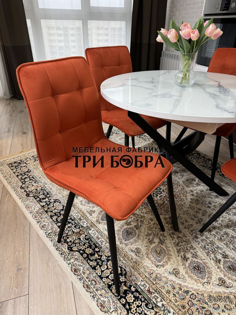 Круглый стеклянный раздвижной стол "Серый мрамор 262" и стулья "ГУЧИ" оранжевый
