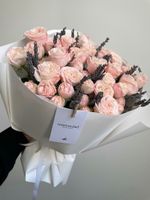 Авторский букет из пионовидных роз с лавандой в оформлении