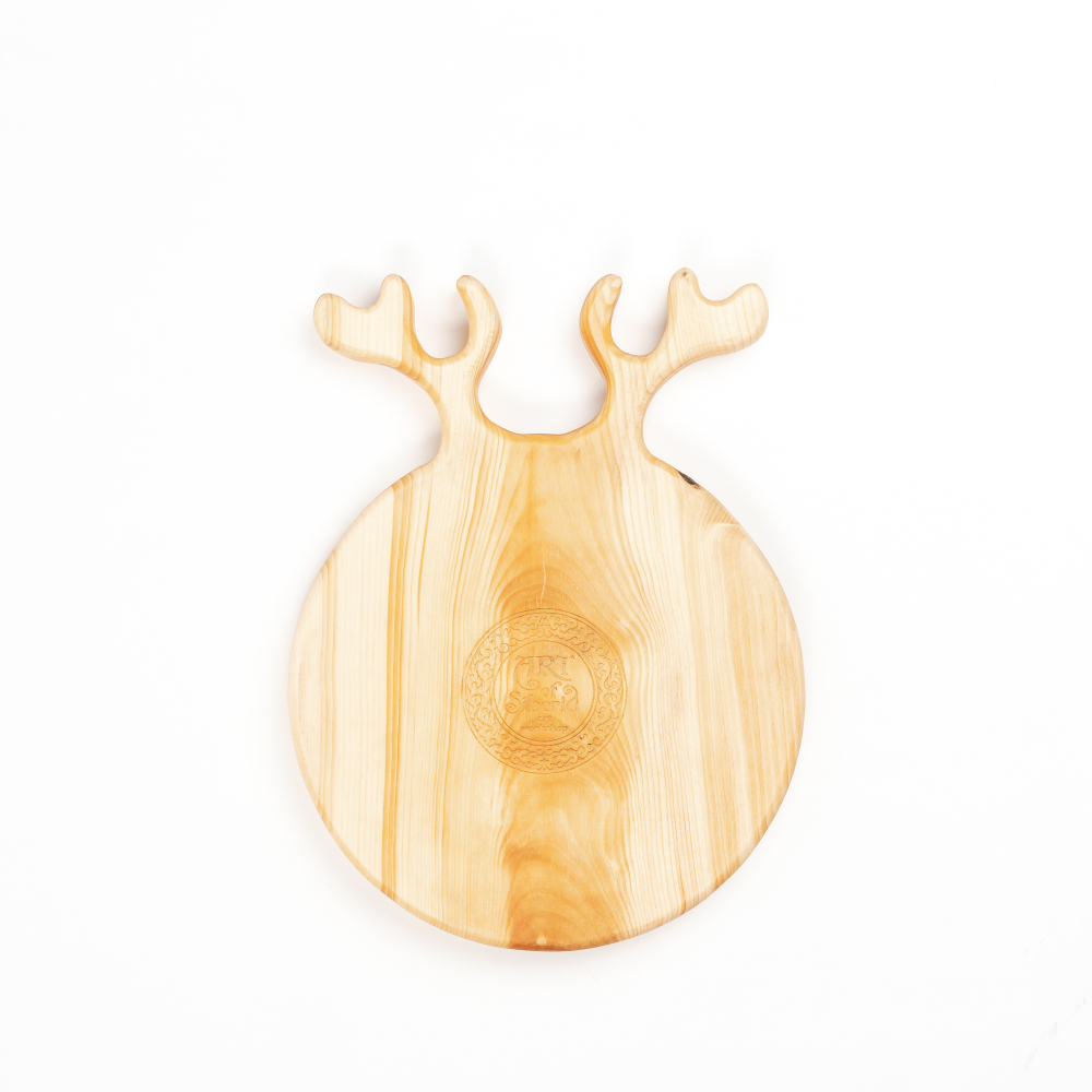 Деревянная менажница из кедра для подачи блюд и закусок с гравировкой "Try to be a rainbow in someone's cloud"