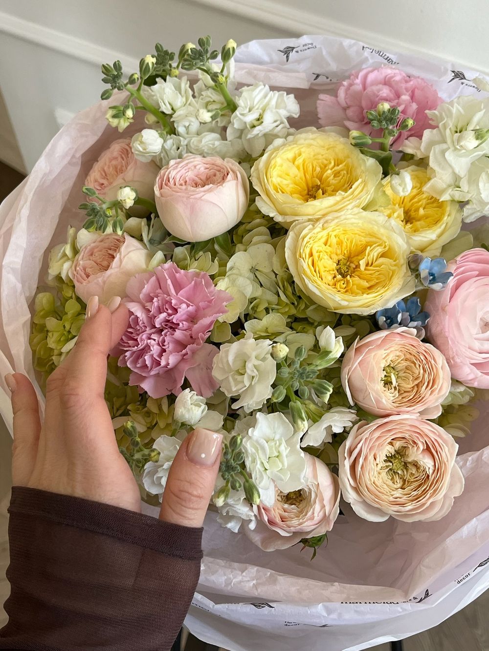 Букет сборный из кустовых пионовидных роз, гортензии, маттиолы и оксипеталума