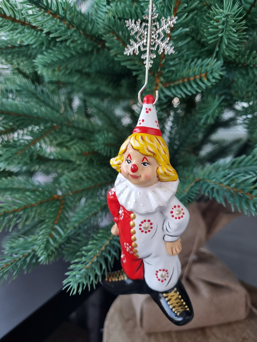 Клоун в красно- белом костюме