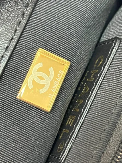 Черная стеганая сумка Chanel из состаренной телячьей кожи