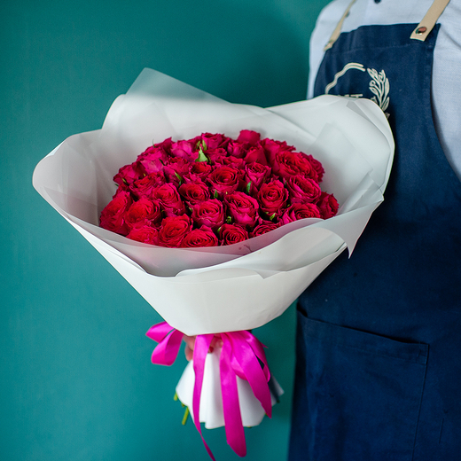 35 Кенийских малиновых роз в белом оформлении