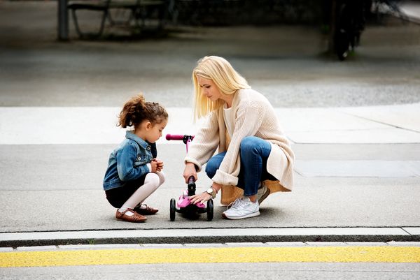 Почему детский складной самокат Maxi Micro Deluxe LED — мечта родителей