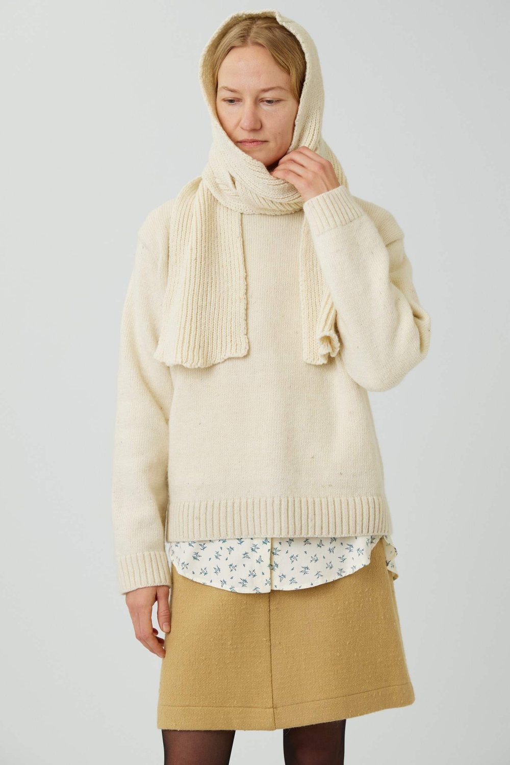 Шарф с капюшоном молочного цвета