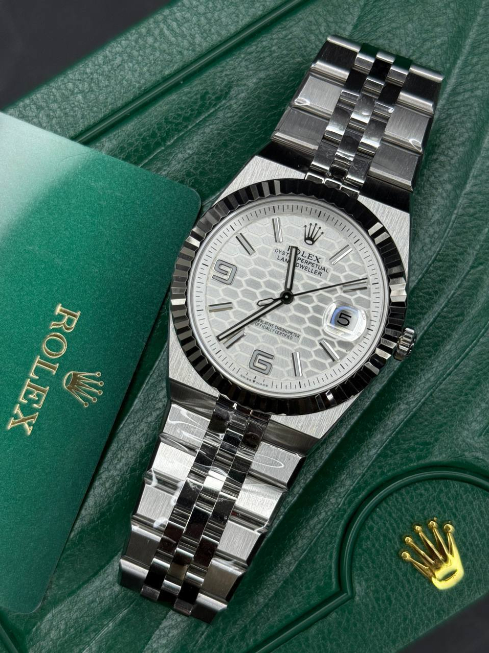 Часы Rolex Land-Dweller Deep White Dial Honeycomb Decor