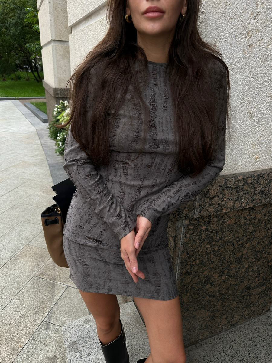 Платье из рваного трикотажа мини серо-коричневое