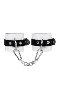 Бело-черные кожаные наручники с одним ремешком с люверсами