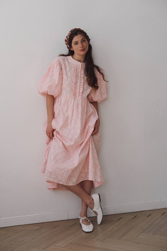 Платье с жабо и рукавами-фонариками из ажурного хлопка "Ромашки на розовом"