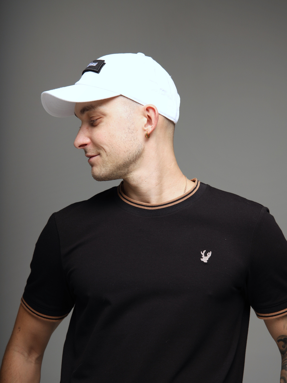 футболка с вышивкой нашивкой олень город горький черная