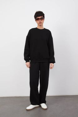 Утепленный свитшот черного цвета