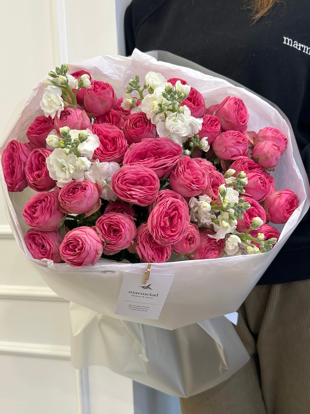 Букет из ярких кустовых пионовидных роз и маттиолы