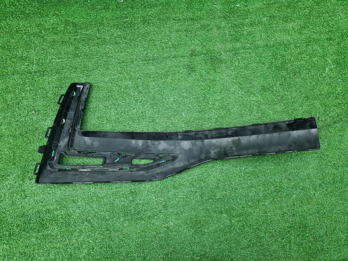 Накладка переднего бампера левая Москвич 3 (22-нв)