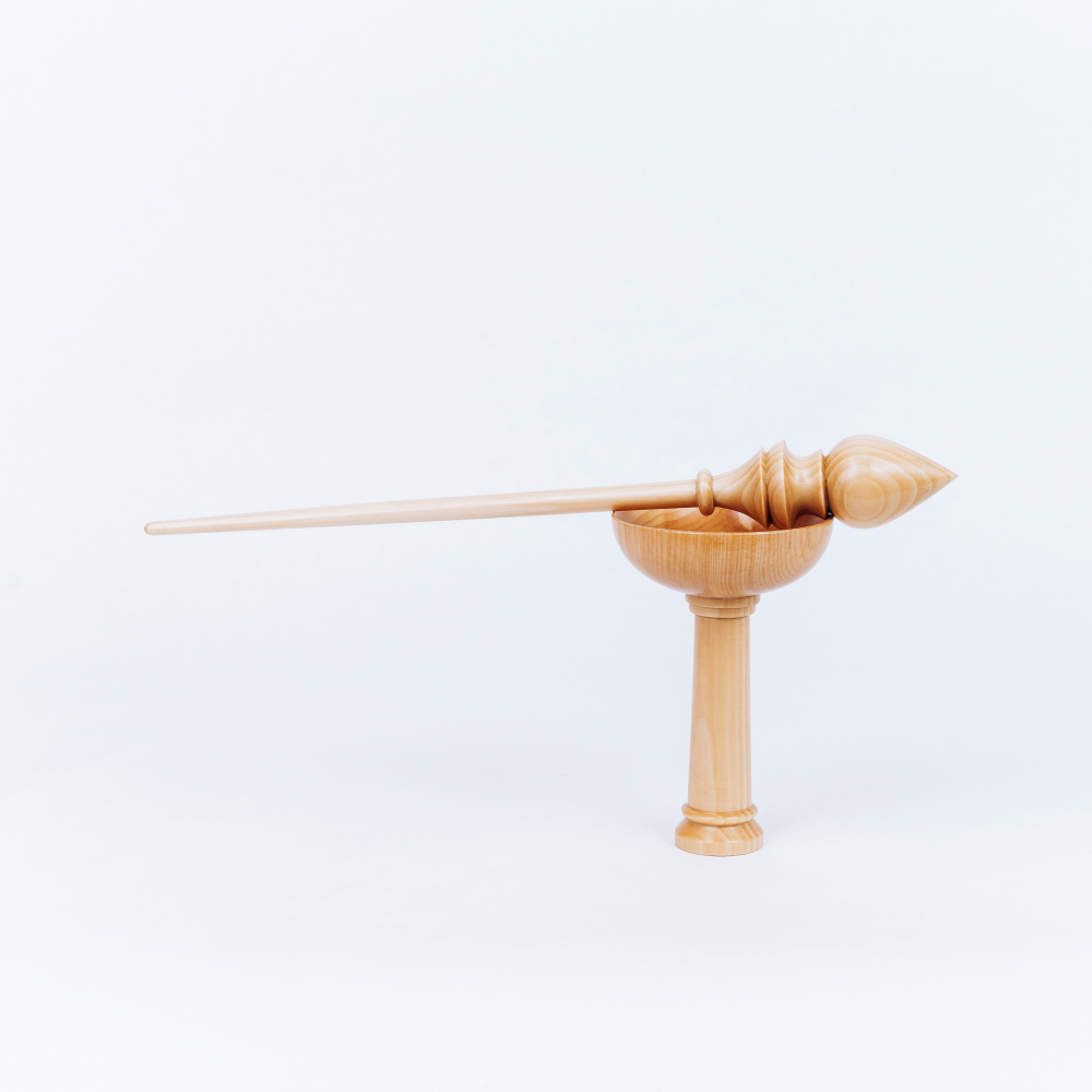 Деревянное веретено для прядения с основанием для ног из древесины сибирского кедра. Art of Siberia. B39