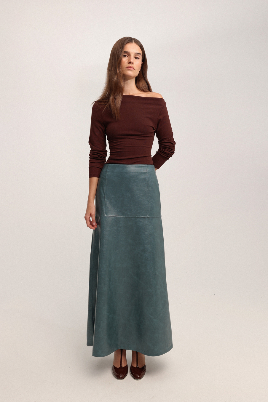 Лонгслив с асимметричным вырезом