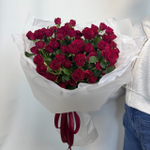 Букет из  15 шт кустовой красной пионовидной розы в упаковке