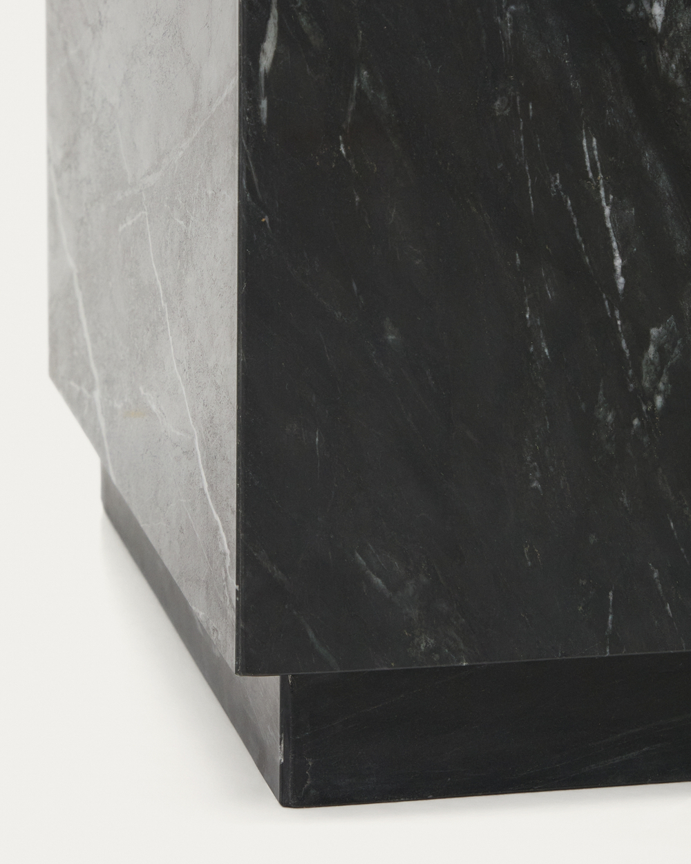 Приставной столик Sorein из черного мрамора 40 x 40 см