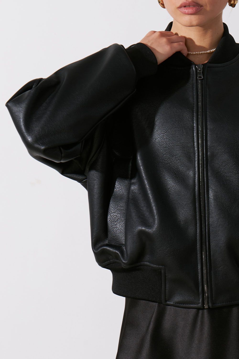 Бомбер из экокожи черного цвета